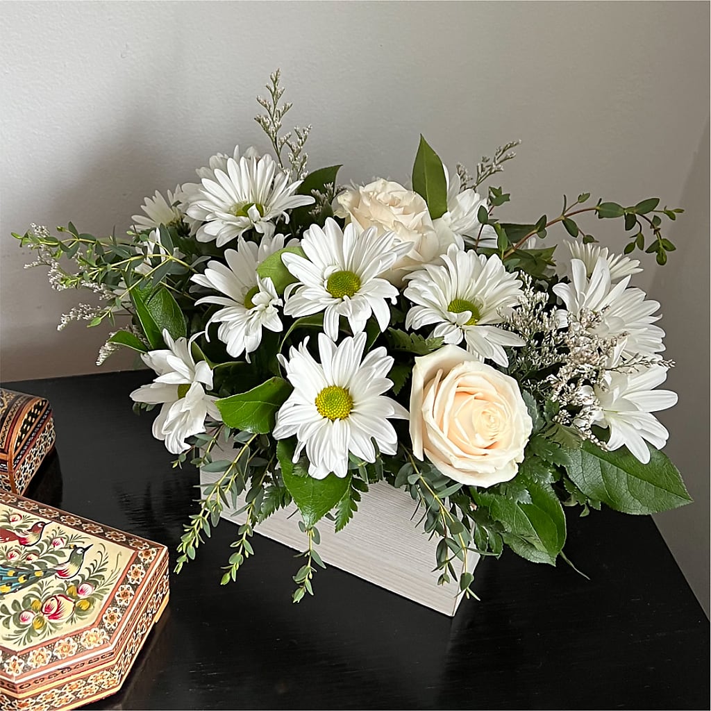 Fresh Linen Box Bouquet – DANNY'S FLOWERS & GIFTS, Livonia MI